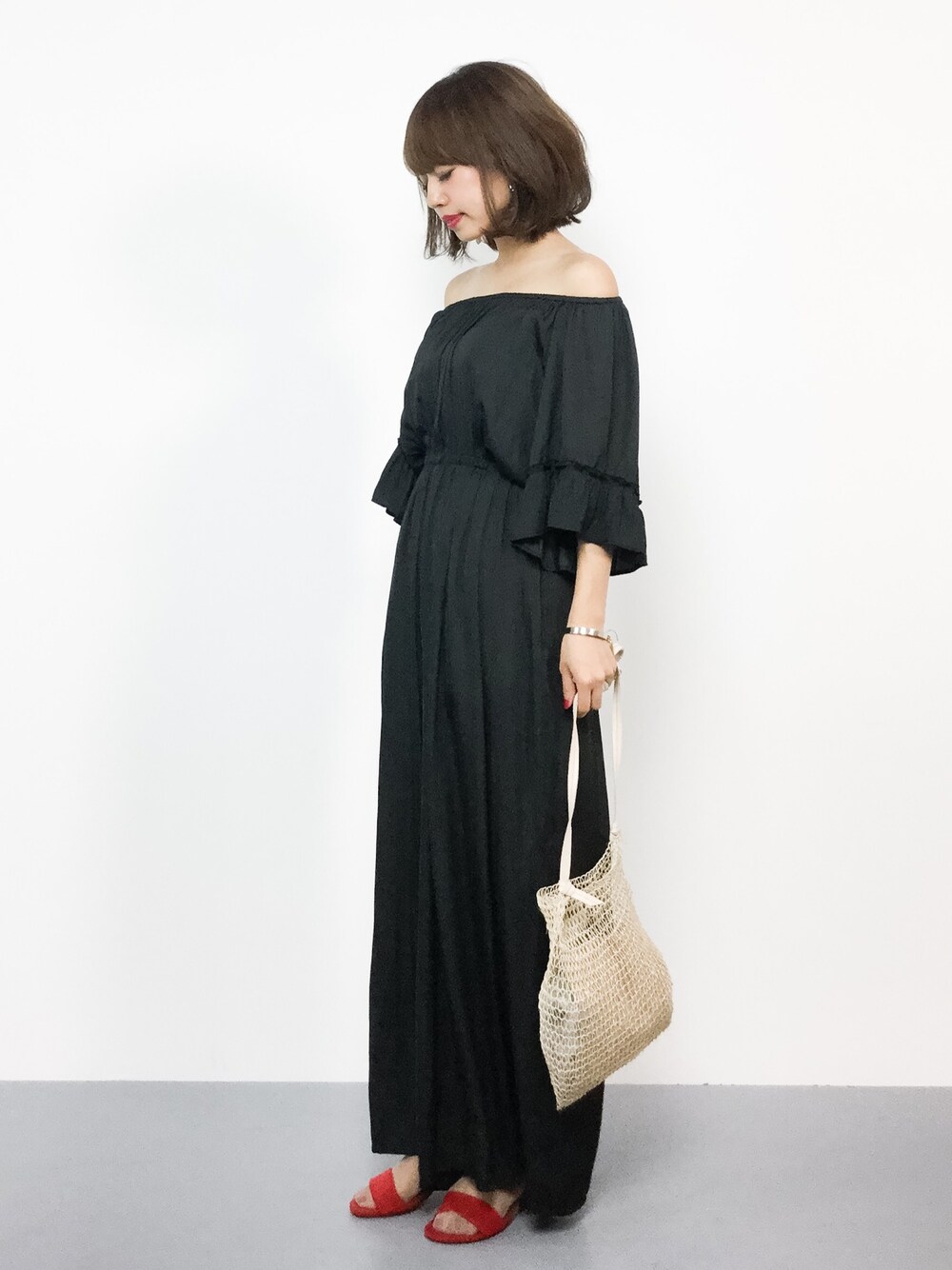 「ブラック、オールインワン、オフショル、シンプルコーデ、低身長、outfit、オトナカジュアル」｜「Another Editionのサテンギャザーフリルオールインワン（つなぎ/オールインワン、ブラック系）」を使った、erikoさん（レディース・152cm）の夏コーディネートの1枚目の写真