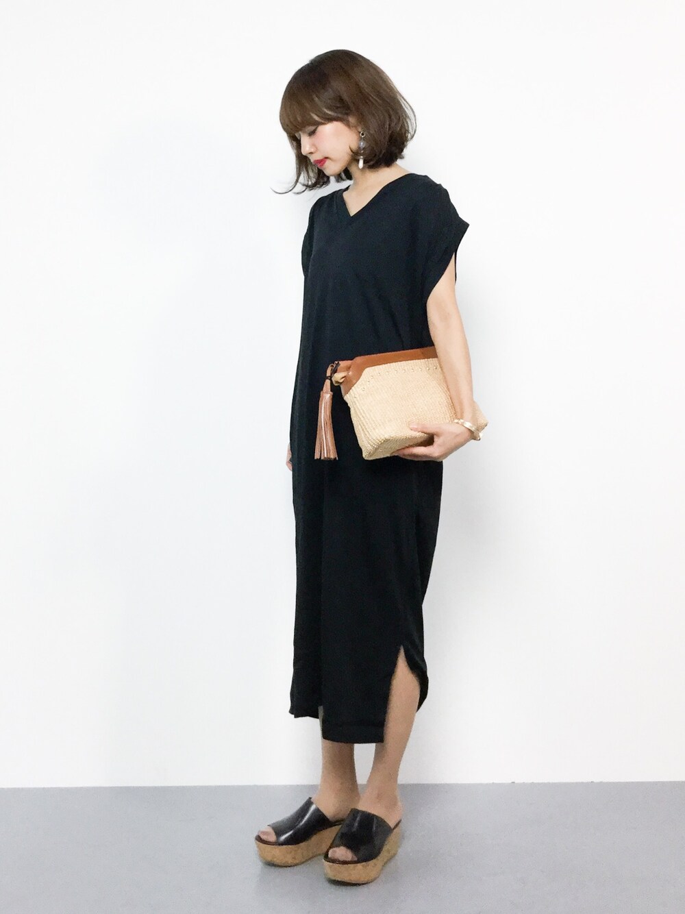 「ワンピース、シンプル、ブラック、クラッチバッグ、黒、プチプラ、シンプルコーデ、かごバッグ、低身長、outfit」｜「AZUL by moussyのVneckカットワンピ（ワンピース、ブラック系）」を使った、erikoさん（レディース・152cm）の夏コーディネートの1枚目の写真