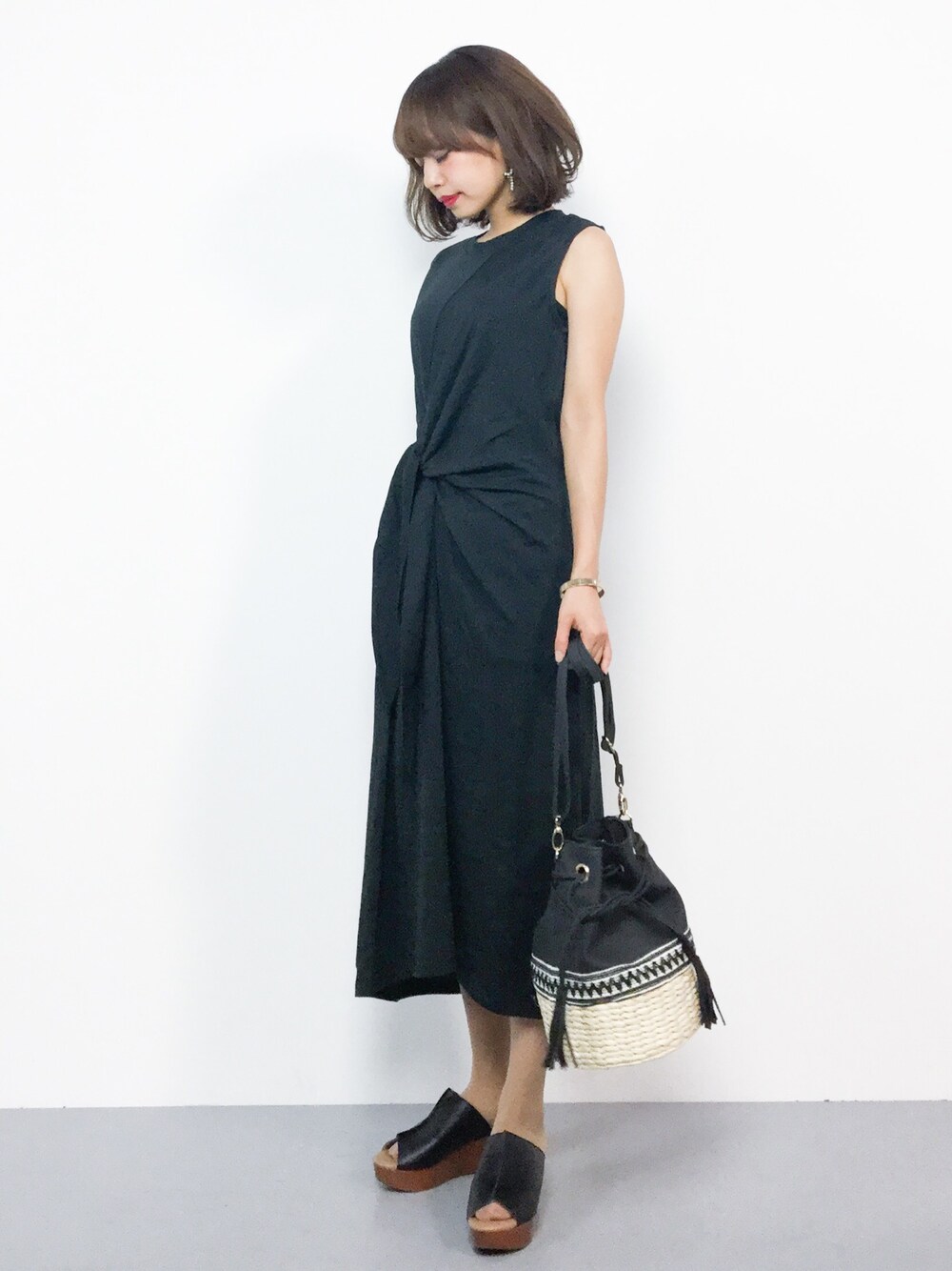 「ワンピース、カジュアル、ブラック、黒、シンプルコーデ、かごバッグ、低身長、outfit、オトナカジュアル」｜「BAYFLOWのBAYFLOW／ネジリジャージワンピース　17SS（ワンピース、ブラック系）」を使った、erikoさん（レディース・152cm）の夏コーディネートの1枚目の写真