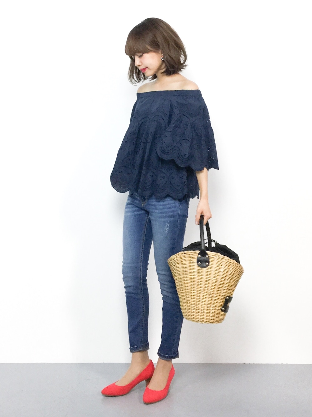 「ネイビー、赤、オフショル、パンツスタイル、スキニーデニム、オフショルダー、低身長、カジュアルコーデ、outfit、オトナカジュアル」｜「SLOBE IENAのカットワークレース7分袖ブラウス◆（シャツ/ブラウス、ブルー系）」を使った、erikoさん（レディース・152cm）の夏コーディネートの1枚目の写真