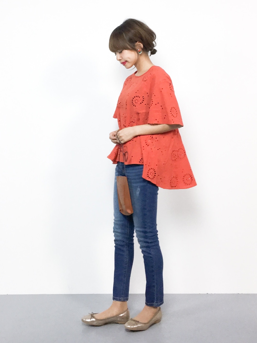 「デニム、ビッグシルエット、カジュアル、刺繍、オレンジ、スキニーデニム、シンプルコーデ、刺繍ブラウス、outfit、オトナカジュアル」｜「URBAN RESEARCH DOORS WOMENSのアイレット刺繍半袖ブラウス（シャツ/ブラウス、オレンジ系）」を使った、erikoさん（レディース・152cm）の夏コーディネートの1枚目の写真