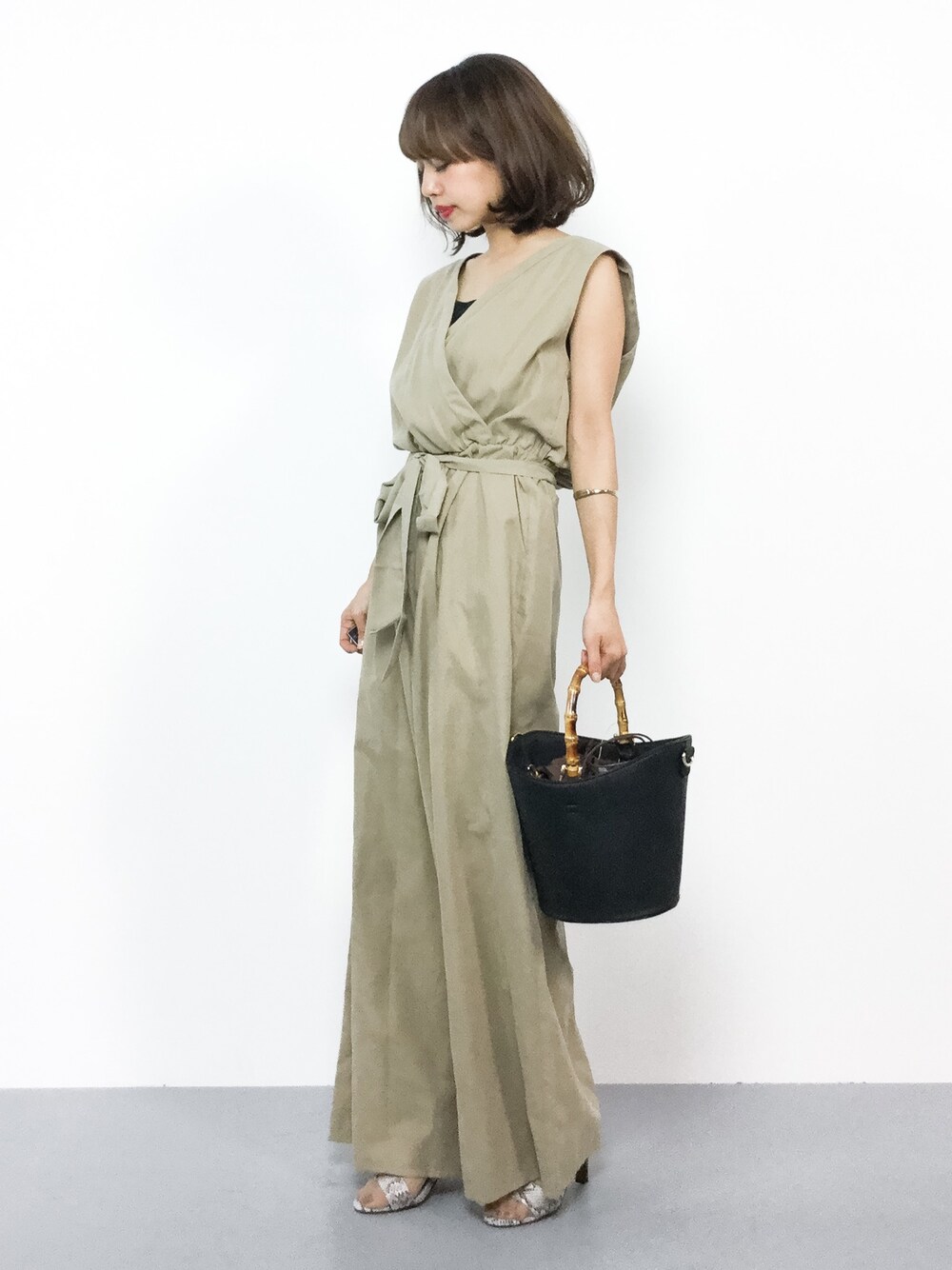 「カジュアル、シンプル、ベージュ、オールインワン、きれいめカジュアル、ootd、夏コーデ、低身長、outfit、オトナカジュアル」｜「Vicenteのスタンダードオールインワン（つなぎ/オールインワン、ベージュ系）」を使った、erikoさん（レディース・152cm）の夏コーディネートの1枚目の写真