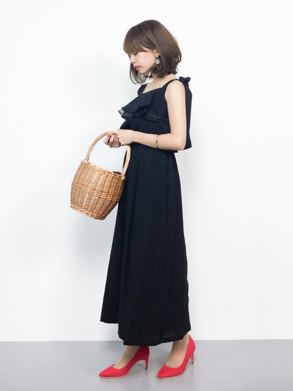 「ワンピース、カジュアル、シンプル、黒、海、かごバッグ、夏コーデ、低身長、outfit」｜「MERCURYDUOのレースティアードBACKシャンロンパース（ワンピース、ブラック系）」を使った、erikoさん（レディース・152cm）の夏コーディネートの1枚目の写真