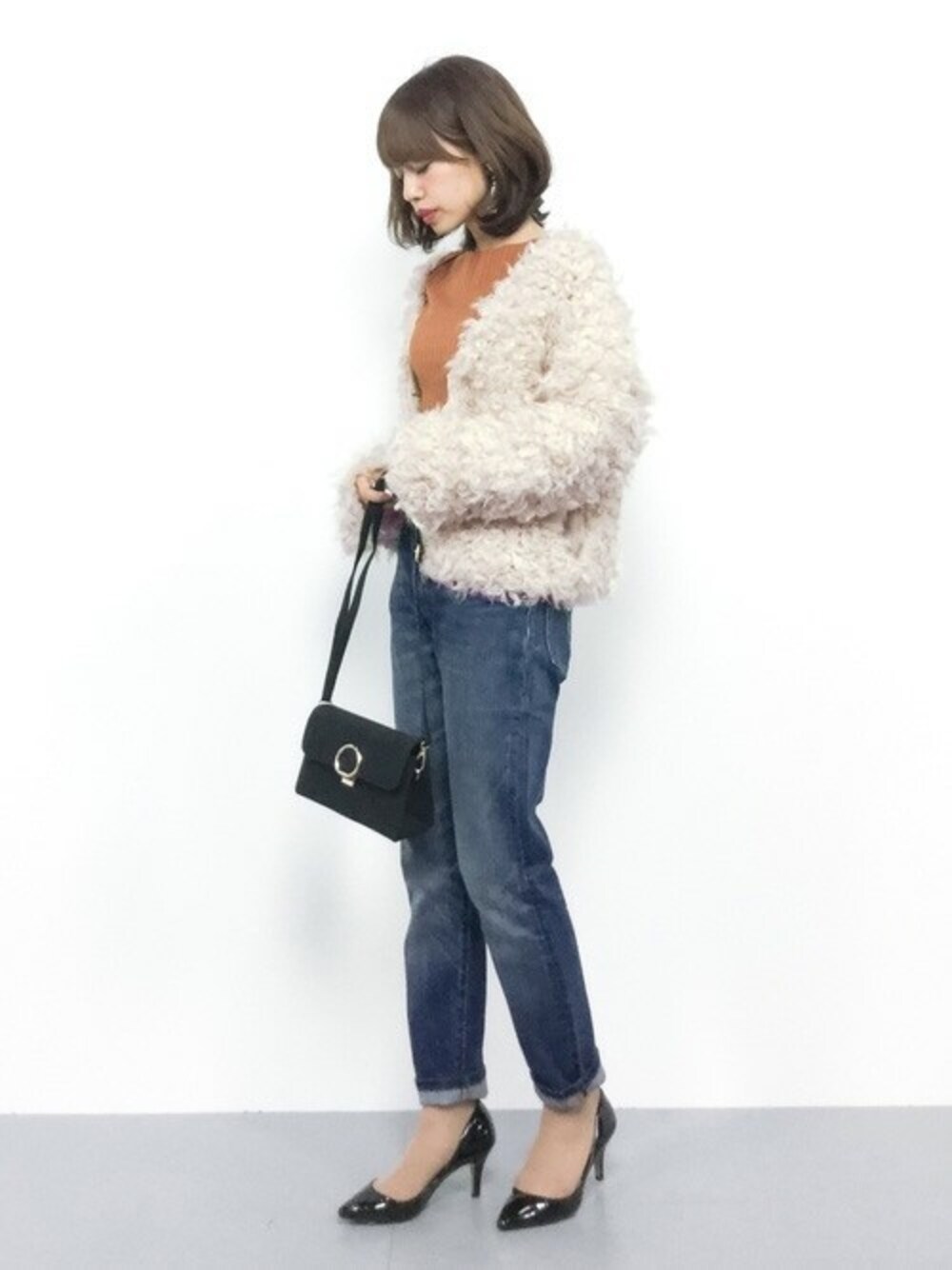 「カーディガン、ニット、デニム、カジュアル、シンプル、大人カジュアル、秋服、低身長、秋コーデ、秋冬コーデ」｜「SNIDELのファーライクカーディガン（カーディガン/ボレロ、ベージュ系）」を使った、erikoさん（レディース・152cm）の秋コーディネートの1枚目の写真