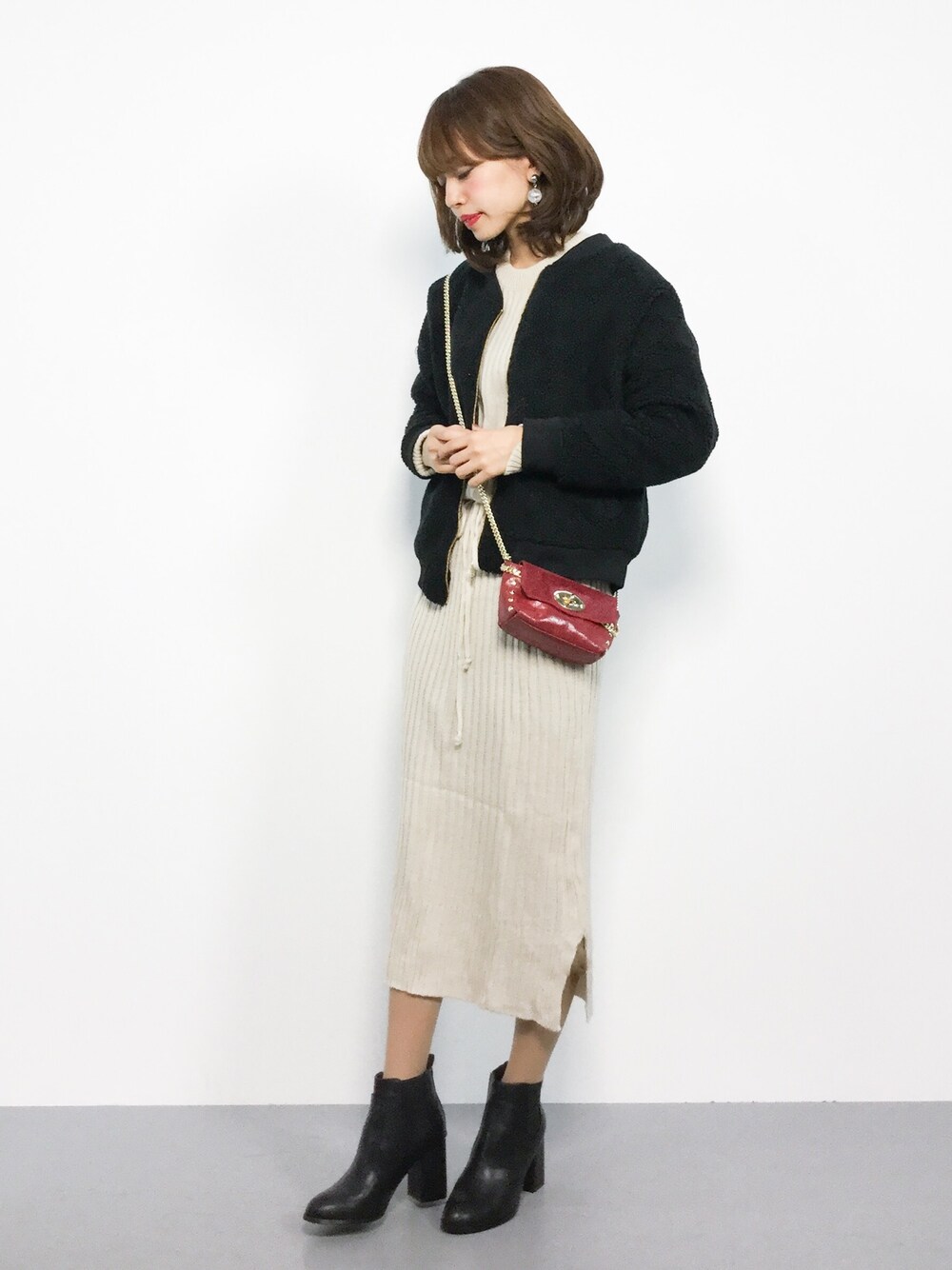「ブルゾン、アウター、ニットワンピース、大人カジュアル、プチプラ、リブニット、秋服、低身長、秋、秋コーデ」｜「Bab Bou Jeloudの【WEB限定】ショートボアブルゾン（ブルゾン、ブラック系）」を使った、erikoさん（レディース・152cm）の秋コーディネートの1枚目の写真