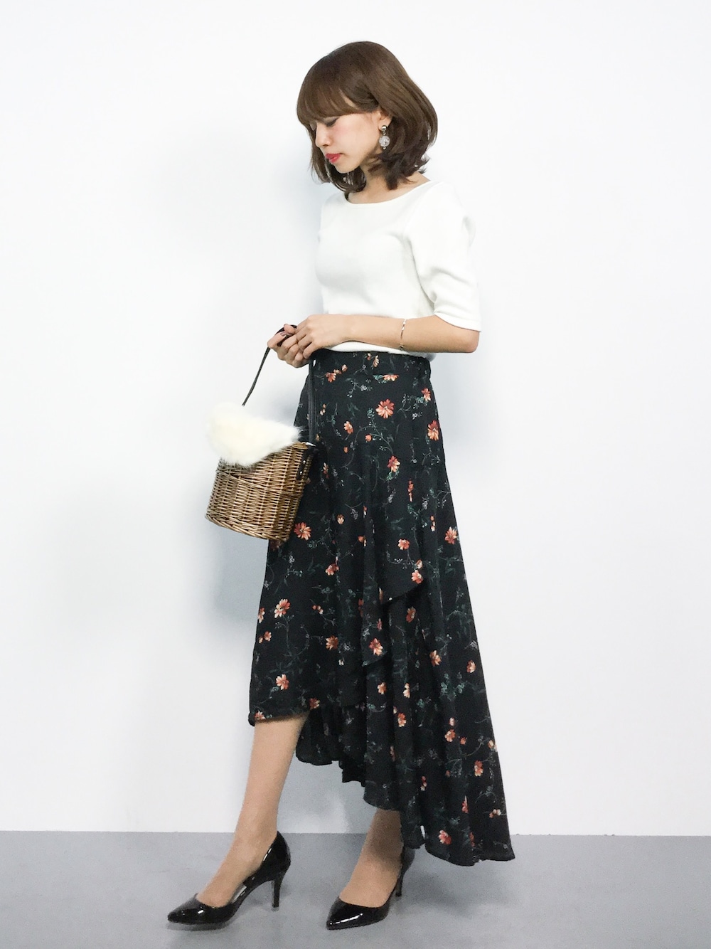 「ファー、スカート、カジュアル、シンプル、花柄、大人カジュアル、秋服、花柄スカート、秋、秋コーデ」｜「URBAN RESEARCHの5分袖ソフトコットンリブカットソー（Tシャツ/カットソー、ホワイト系）」を使った、erikoさん（レディース・152cm）の秋コーディネートの1枚目の写真