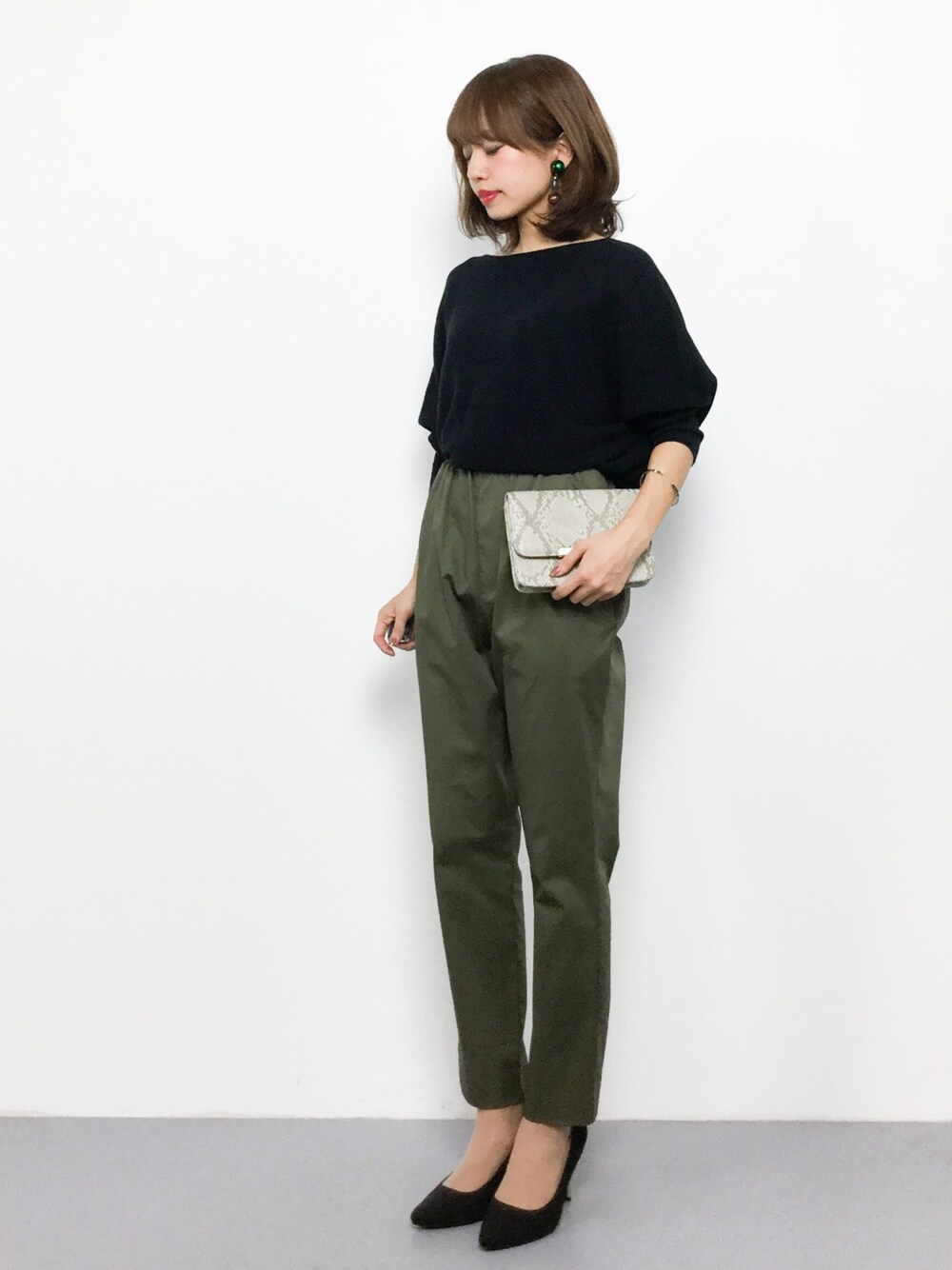 ブラック系のニット/セーター、グリーン系のその他パンツを着用したレディースの秋コーディネートの1枚目の写真