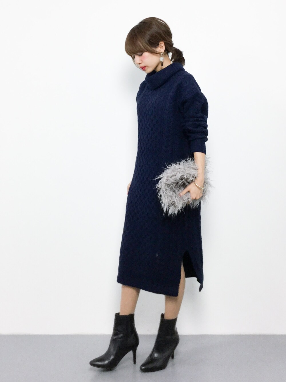 「ファー、ニット、カジュアル、シンプル、ネイビー、ニットワンピース、大人カジュアル、秋服、秋コーデ」｜「NANO universeのソフトラムケーブル柄ニットワンピース（ワンピース、ブルー系）」を使った、erikoさん（レディース・152cm）の秋コーディネートの1枚目の写真