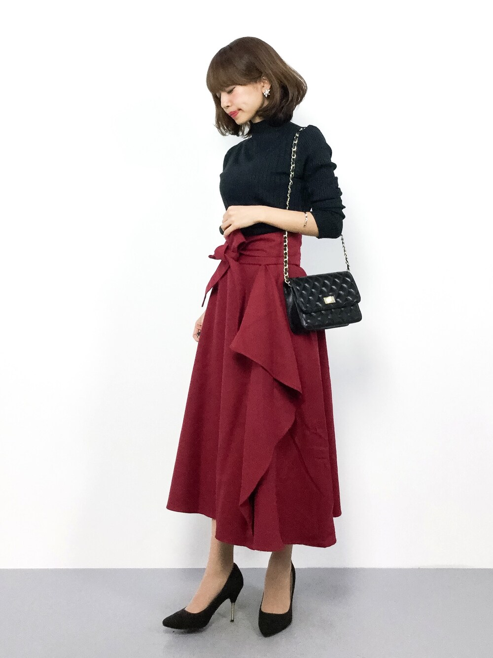 「ニット、スカート、カジュアル、黒、赤、大人カジュアル、秋服、低身長、秋、秋コーデ」｜「titivateのﾎﾞﾄﾙﾈｯｸﾗﾝﾀﾞﾑﾆｯﾄﾌﾟﾙｵｰﾊﾞｰ （ニット/セーター、ブラック系）」を使った、erikoさん（レディース・152cm）の秋コーディネートの1枚目の写真