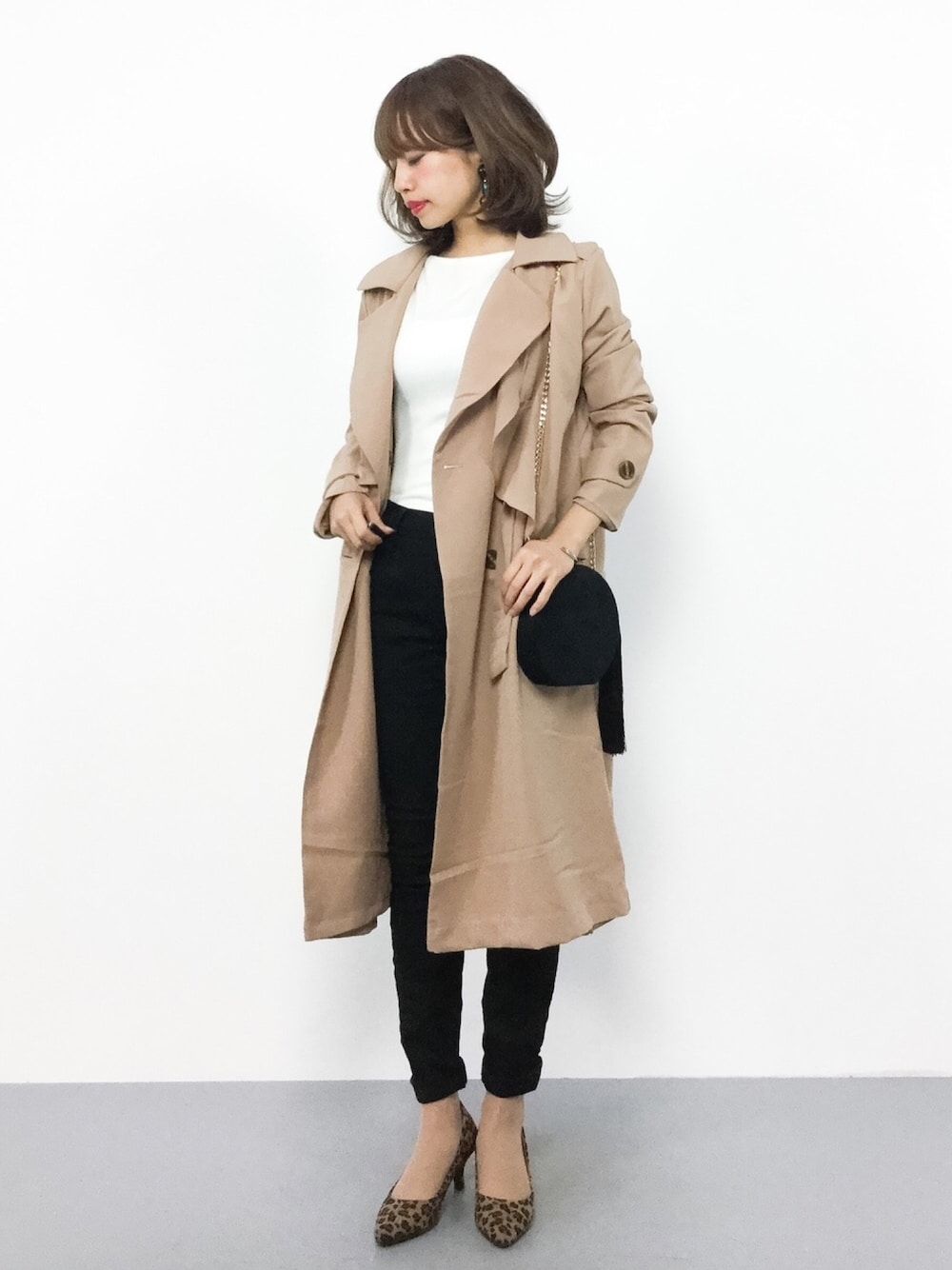 「カジュアル、トレンチコート、スキニー、黒、白、大人カジュアル、冬、秋服、黒スキニー、秋コーデ」｜「Fashion Letterのウエストリボンロングトレンチコート（トレンチコート、ブラウン系）」を使った、erikoさん（レディース・152cm）の秋コーディネートの1枚目の写真