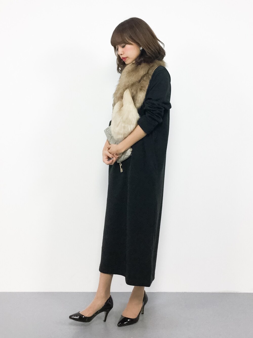 ブラック系のワンピース、ベージュ系のストール/ショールを着用したレディースの秋コーディネートの1枚目の写真