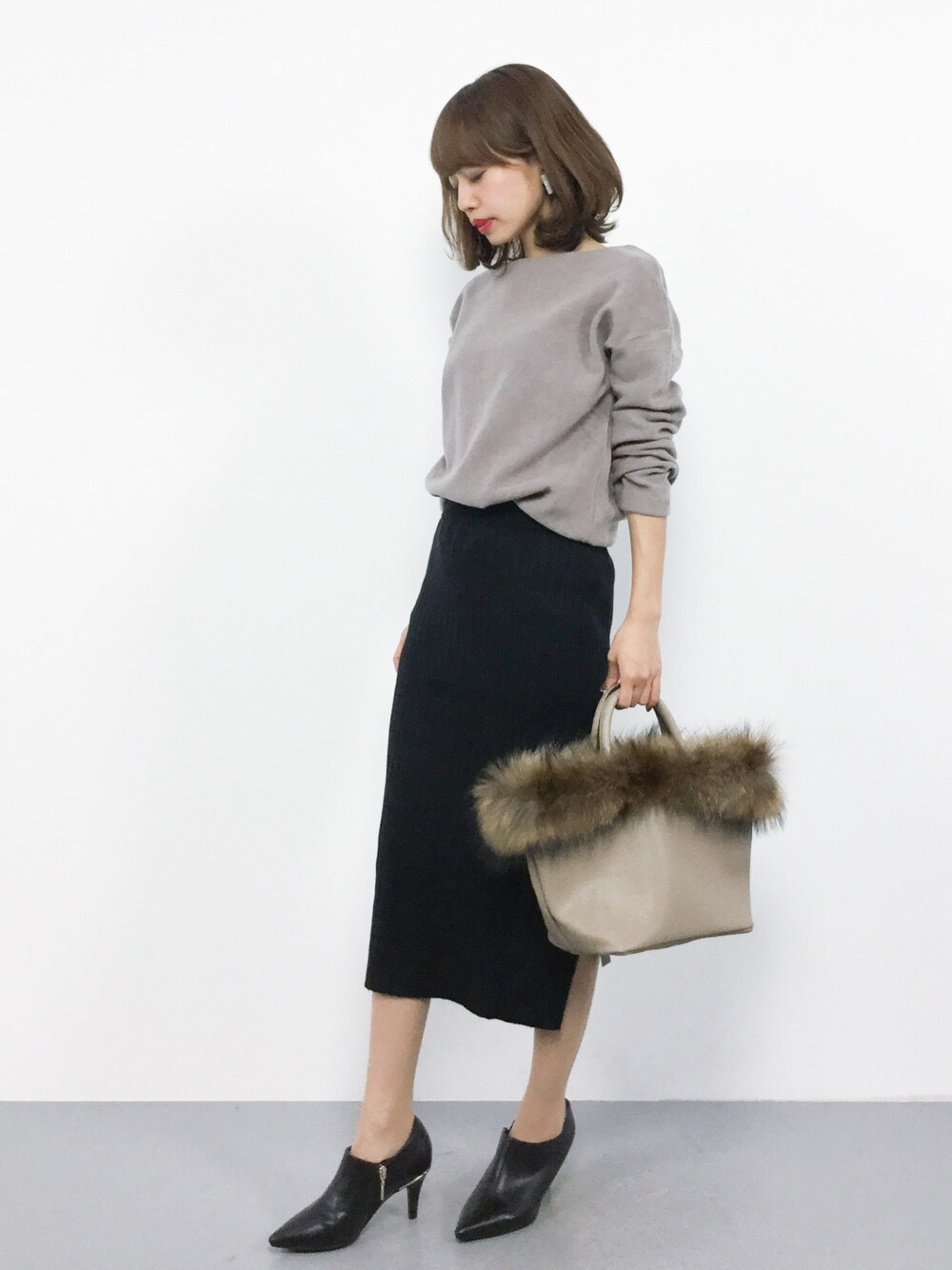 「ファー、タイトスカート、ニット、ベージュ、黒、大人カジュアル、冬、低身長、秋、秋コーデ」｜「URBAN RESEARCH ROSSO WOMENのパウダーウォームプルオーバー（Tシャツ/カットソー、グレー系）」を使った、erikoさん（レディース・152cm）の秋コーディネートの1枚目の写真