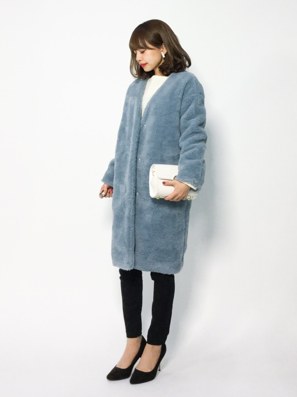 「ファー、コート、アウター、ブルー、ボア、冬コーデ、ノーカラーコート、冬、黒スキニー、ボアコート」｜「AZUL by moussyのｼｮｰﾄﾎﾞｱVｺｰﾄ（ノーカラージャケット、ブルー系）」を使った、erikoさん（レディース・152cm）の冬コーディネートの1枚目の写真