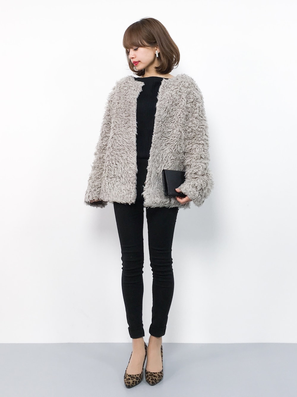 ベージュ系のその他アウター、ブラック系のニット/セーター、ブラック系のその他パンツを着用したレディースの冬コーディネートの1枚目の写真