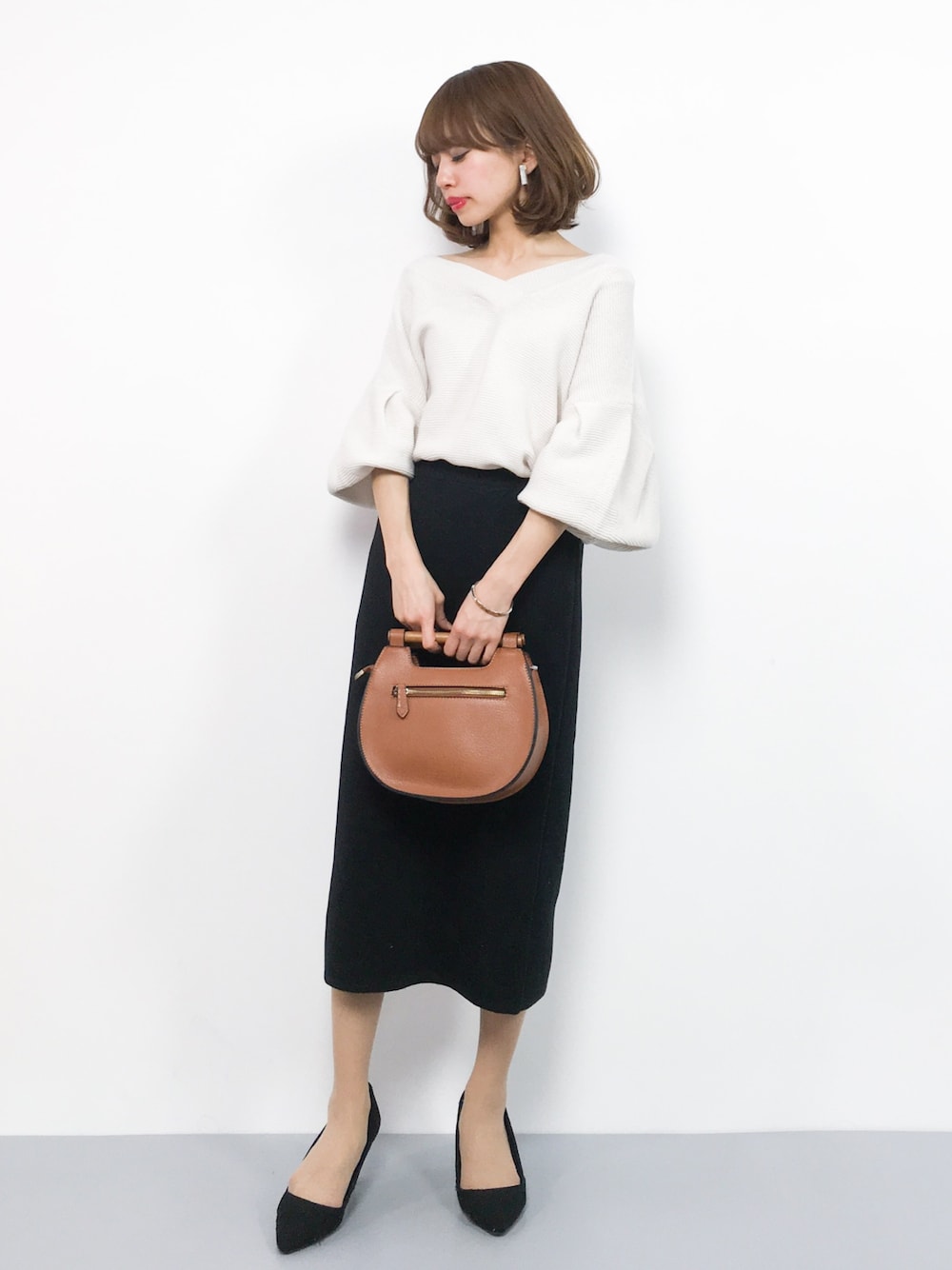 「タイトスカート、ニット、ベージュ、黒、大人カジュアル、ニットスカート、きれいめカジュアル、春服、春コーデ、低身長」｜「JEANASISの7GガーターカサネVプルオーバー/782482（ニット/セーター、ホワイト系）」を使った、erikoさん（レディース・152cm）の冬コーディネートの1枚目の写真