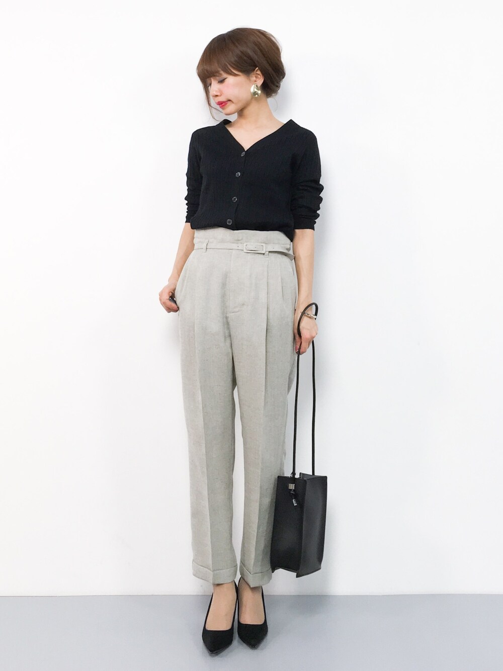 「テーパードパンツ、カーディガン、ニット、ベージュ、黒、きれいめカジュアル、春、春服、春コーデ、オフィスカジュアル」｜「niko and...のオリジナルワイドリブVネックカーディガン【niko and ...】（カーディガン/ボレロ、ブラック系）」を使った、erikoさん（レディース・152cm）の春コーディネートの1枚目の写真