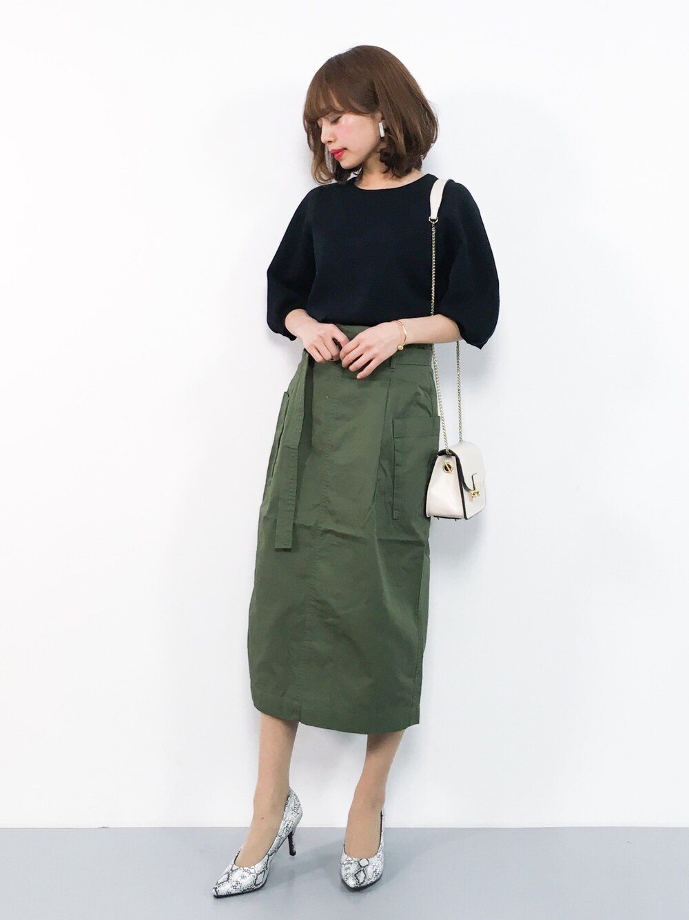 「タイトスカート、ニット、黒、大人カジュアル、カーキ、春、春服、春コーデ、低身長」｜「Spick & Spanのミラノリブパフスリーブプルオーバー◆（ニット/セーター、ブラック系）」を使った、erikoさん（レディース・152cm）の春コーディネートの1枚目の写真