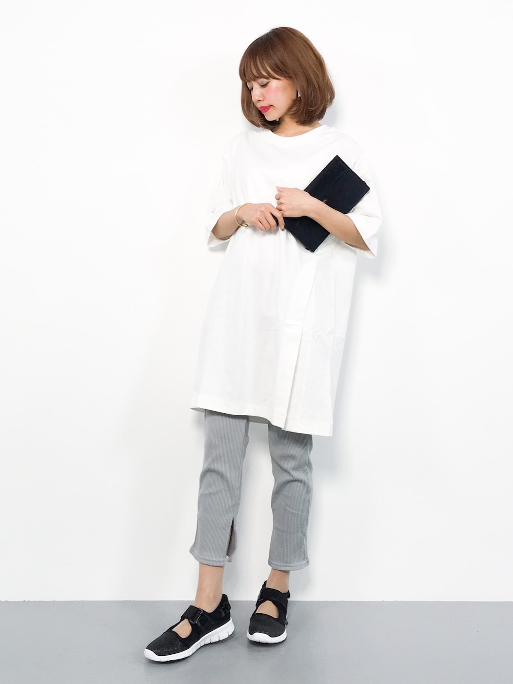 「スニーカー、カジュアル、グレー、レギンス、大人カジュアル、低身長、Tシャツワンピ、白Tシャツ、スリット」｜「LEPSIMのサイドスリットチュニック　801125（チュニック、ホワイト系）」を使った、erikoさん（レディース・152cm）の夏コーディネートの1枚目の写真