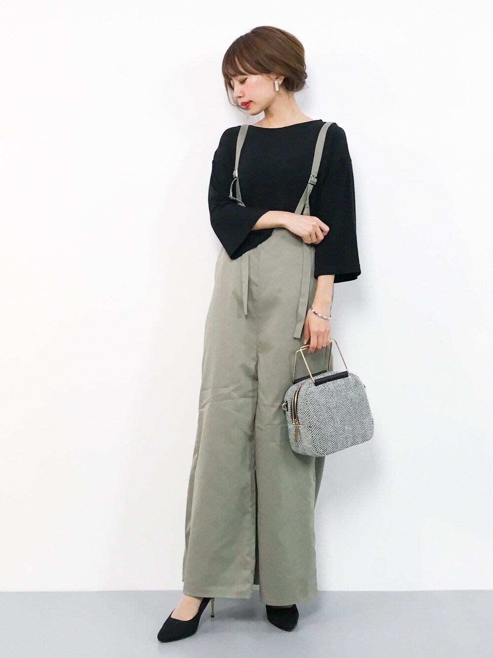 「カジュアル、サロペット、Tシャツ、黒、レイヤードスタイル、シンプルコーデ、低身長、ラクチンコーデ、秋カラー」｜「OSMOSISのTシャツ付サロペットパンツ（サロペット/オーバーオール、ベージュ系）」を使った、erikoさん（レディース・152cm）の夏コーディネートの1枚目の写真