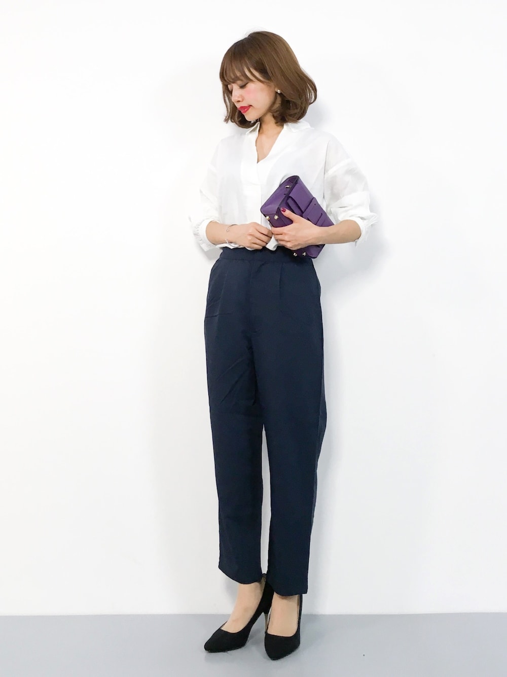 「テーパードパンツ、ブラウス、シャツ、白シャツ、キレイめ、きれいめカジュアル、シンプルコーデ、シャツスタイル、低身長、オフィスカジュアル」｜「GLOBAL WORKのスキッパーシャツ長袖/802967（シャツ/ブラウス、ホワイト系）」を使った、erikoさん（レディース・152cm）の秋コーディネートの1枚目の写真