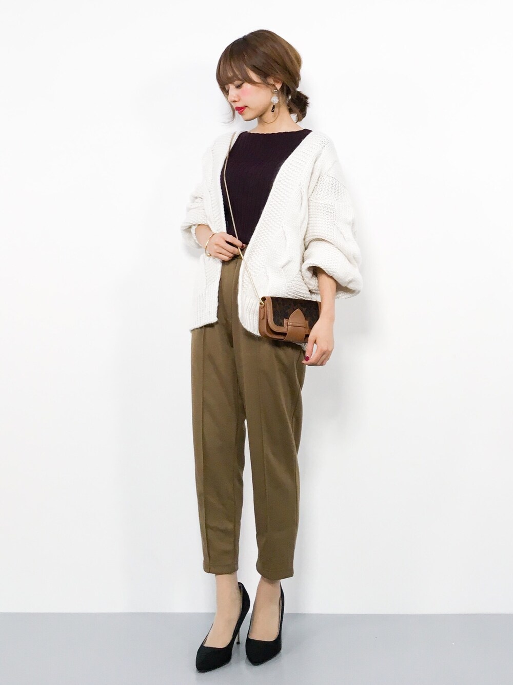 「テーパードパンツ、カーディガン、ニット、レオパード、ニットカーディガン、秋のコーデ、白、秋色、シンプルコーデ、低身長」｜「DISCOATの太ケーブルカーディガン（カーディガン/ボレロ、ホワイト系）」を使った、erikoさん（レディース・152cm）の秋コーディネートの1枚目の写真