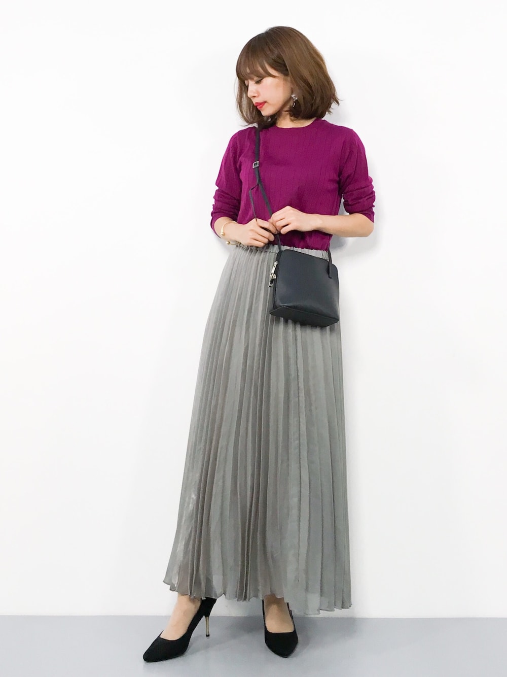 「ニット、シンプル、シルバー、大人カジュアル、パープル、プリーツスカート、秋服、低身長、outfit、秋コーデ」｜「SLOBE IENAのウォッシャブルウールハイゲージワイドリブクルーネックプルオーバー◆（ニット/セーター、パープル系）」を使った、erikoさん（レディース・152cm）の秋コーディネートの1枚目の写真