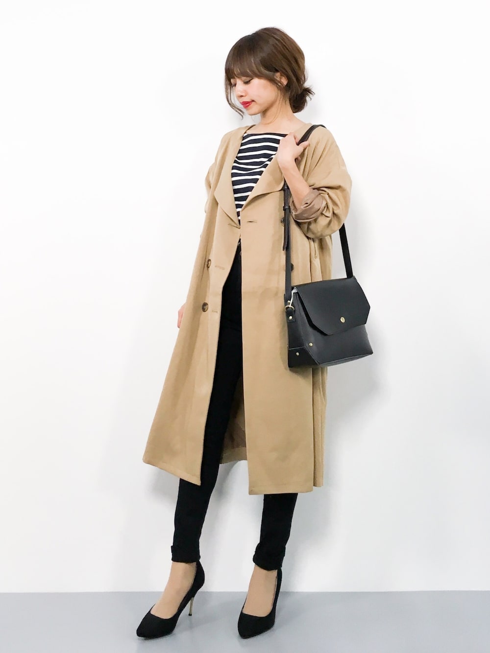 「アウター、ボーダー、トレンチコート、秋のコーデ、パンツスタイル、秋服、ライトアウター、低身長、カジュアルコーデ、黒スキニー」｜「coca（coca）のノーカラーライトトレンチコート（トレンチコート、ベージュ系）」を使った、erikoさん（レディース・152cm）の秋コーディネートの1枚目の写真