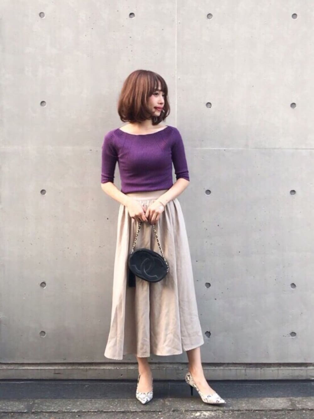 「パープル、ベージュ、ニット、フレアスカート、秋のコーデ、きれいめカジュアル、低身長、サークルバッグ、ootd、大人カジュアル」｜「UR'Sのｵﾌｼｮﾙﾀﾞｰﾘﾌﾞﾄｯﾌﾟｽ（Tシャツ/カットソー、パープル系）」を使った、erikoさん（レディース・152cm）の秋コーディネートの1枚目の写真