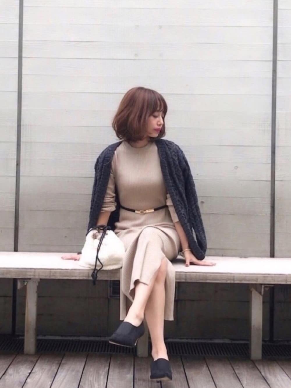 「ゆるコーデ、ベージュ、ニット、ニットワンピース、ワンピース、低身長、大人カジュアル、巾着バッグ、カーディガン、converse」｜「audrey and john wadのコットンリブニットロングワンピース（ワンピース、ベージュ系）」を使った、erikoさん（レディース・152cm）の秋コーディネートの1枚目の写真