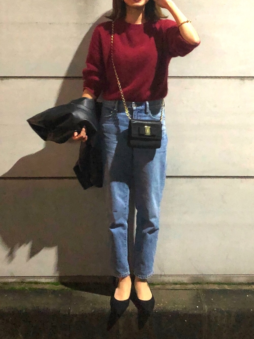 「カジュアルコーデ、赤、ニット、デニム、パンツスタイル、低身長、秋冬、シンプルコーデ、FREDY&GLOSTER」｜「fredy emueのラクーン2wayプルオーバーニット（ニット/セーター、レッド系）」を使った、erikoさん（レディース・152cm）の秋コーディネートの1枚目の写真