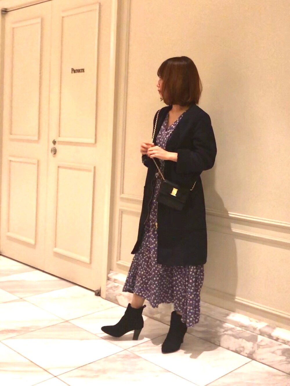 「秋冬コーデ、カジュアルコーデ、ワンピース、花柄、花柄ワンピース、低身長、ブーツ、パープル、ノーカラーコート」｜「DHOLICのウエストタイVネック花柄ワンピース（ワンピース、パープル系）」を使った、erikoさん（レディース・152cm）の秋コーディネートの1枚目の写真