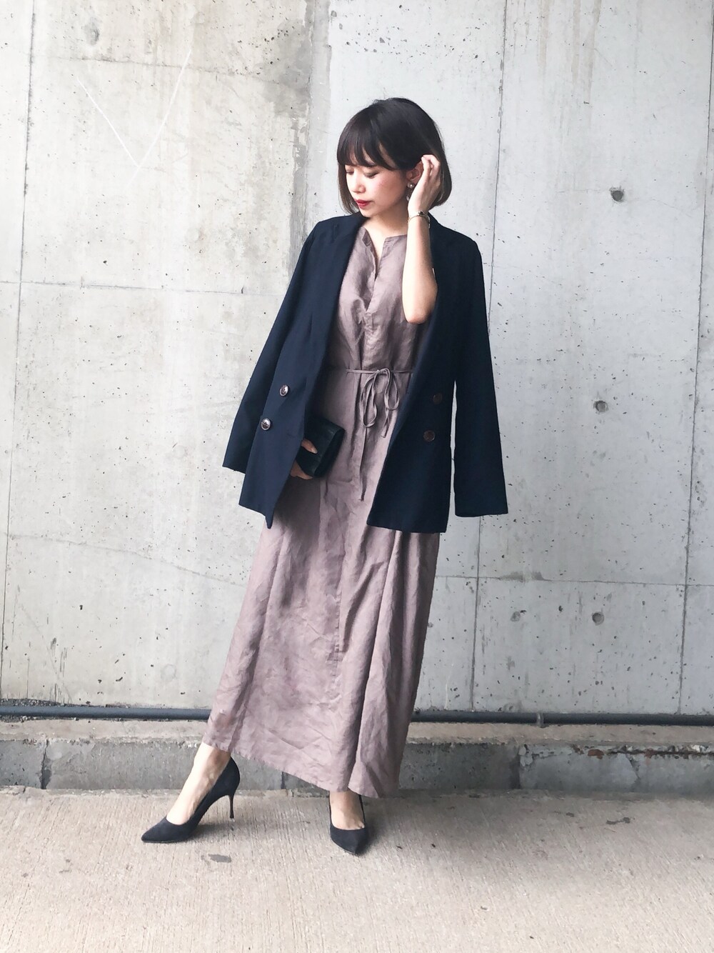 ブラウン系のワンピース、ブラック系のパンプスを着用したレディースの夏コーディネートの1枚目の写真