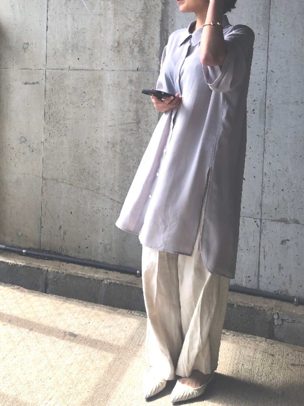 「春コーデ、シンプルコーデ、ワイドパンツ、シャツスタイル、低身長、夏コーデ」｜「AZUL ENCANTOの【洗濯機で洗える】【消臭効果】マルチWAY半袖チュニックシャツ（シャツ/ブラウス、グレー系）」を使った、erikoさん（レディース・152cm）の春コーディネートの1枚目の写真