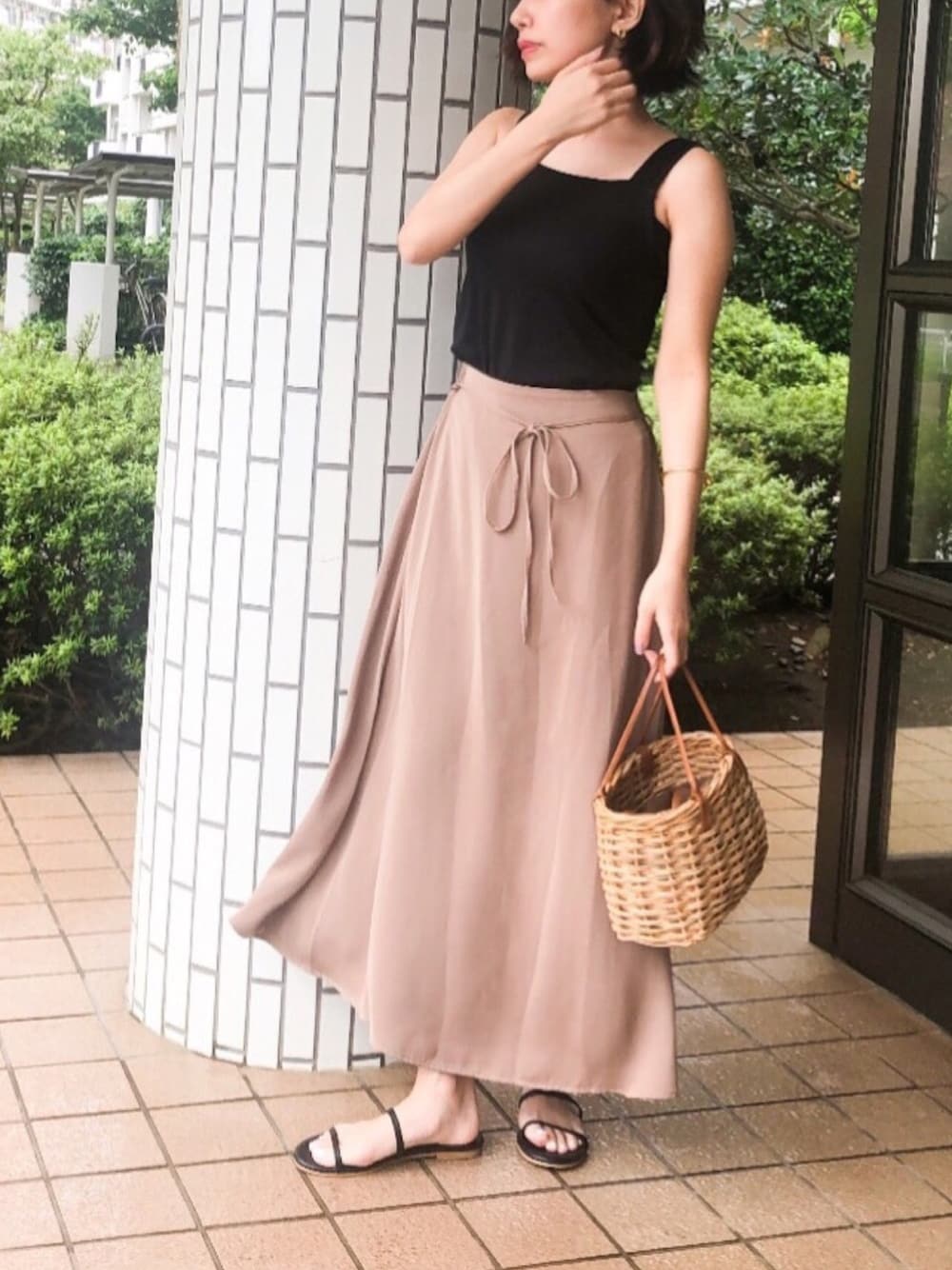 「カジュアル、着回しコーデ、低身長コーデ、大人カジュアル、夏、かごバッグ、ベージュコーデ、ベージュ、ロングスカート、マキシスカート」｜「LAVEANGEの【ファッションインフルエンサーerikoさん×LAVEANGEコラボ】マルチWAYセットアップ ワンピース（ワンピース、ベージュ系）」を使った、erikoさん（レディース・152cm）の夏コーディネートの1枚目の写真