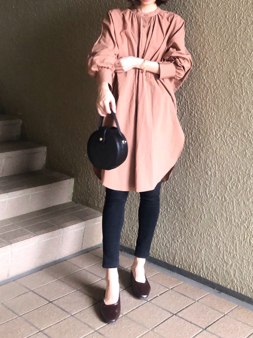 「秋コーデ、秋服準備はじめました、低身長コーデ、秋カラー、パンツスタイル、秋、シンプル、シャツ」｜「Newlymeのバンドカラーポンチョチュニックブラウス【R】（シャツ/ブラウス、ベージュ系）」を使った、erikoさん（レディース・152cm）の秋コーディネートの1枚目の写真