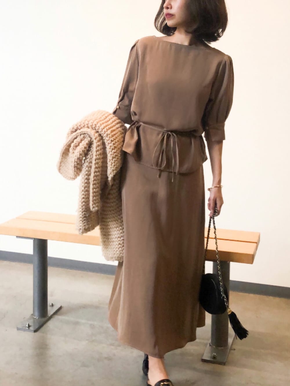 「シンプルコーデ、大人カジュアル、秋コーデ、秋服、低身長コーデ、ブラウス、スカート、ベージュ、セットアップ、オフィスカジュアル」｜「LAVEANGEの【ファッションインフルエンサーerikoさん×LAVEANGEコラボ】マルチWAYセットアップ ワンピース（ワンピース、ベージュ系）」を使った、erikoさん（レディース・152cm）の秋コーディネートの1枚目の写真