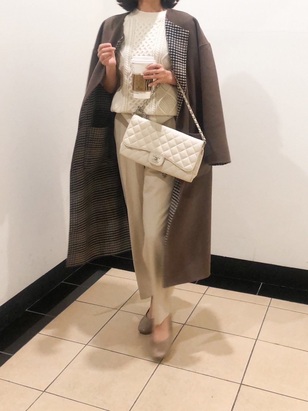 「シンプル、低身長コーデ、キレイめ、今日のコーデ、パンツスタイル、白ニット、ベージュ、ワントーンコーデ」｜「le.coeur blancのウールブレンドリバーシブルガウンコート（その他アウター、ブラウン系）」を使った、erikoさん（レディース・152cm）の冬コーディネートの1枚目の写真