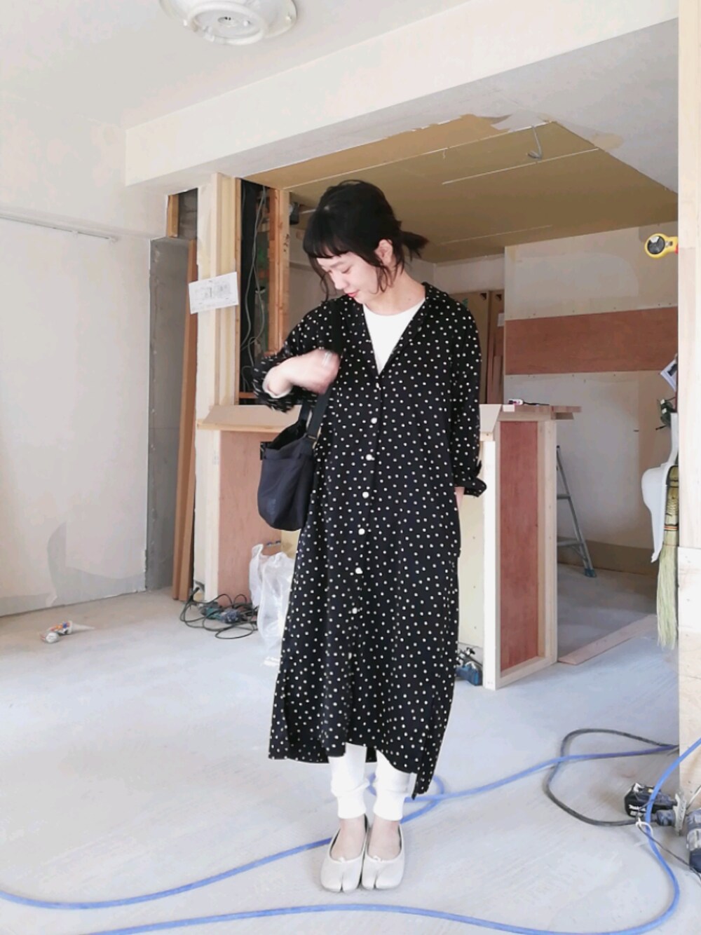 ホワイト系のTシャツ/カットソー、ブラック系のワンピース/ドレス、ベージュ系のバレエシューズを着用したレディースの秋コーディネートの1枚目の写真