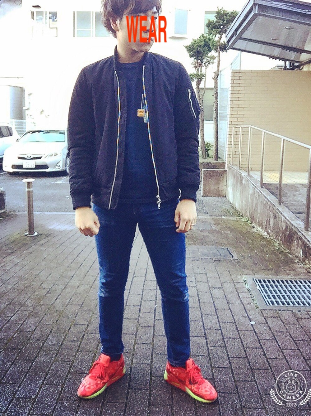 ブラック系のMA-1、グレー系のTシャツ/カットソー、ブルー系のTシャツ/カットソーを着用したメンズの冬コーディネートの1枚目の写真