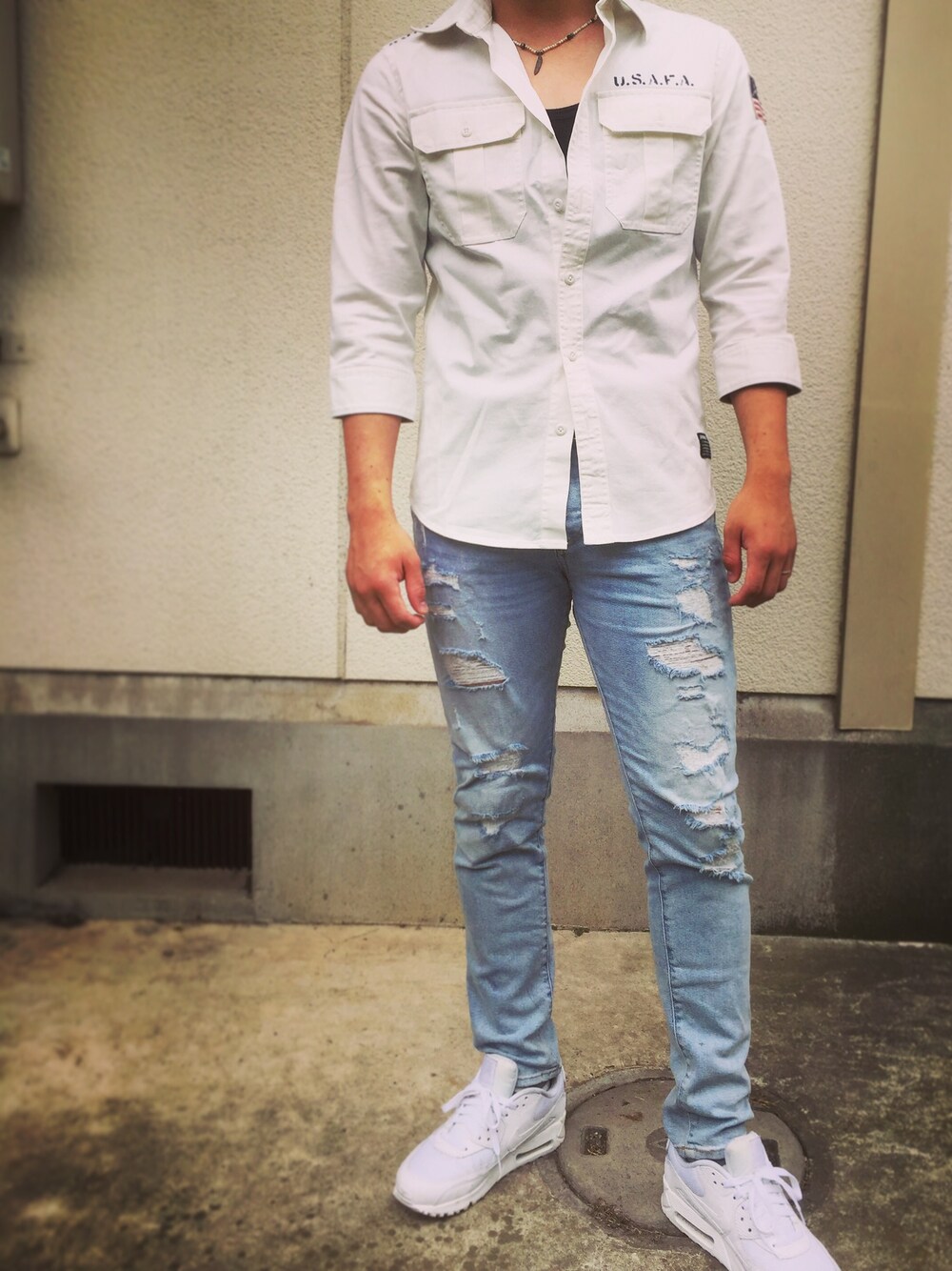 「夏、オトナカジュアル、スニーカー、カジュアルコーデ、デニム、タンクトップ、白、ootd、シンプル、シンプルコーデ」｜「AZUL by moussyのフェザートップストーンネックレス（ネックレス、ホワイト系）」を使った、Joeさん（メンズ・172cm）の夏コーディネートの1枚目の写真