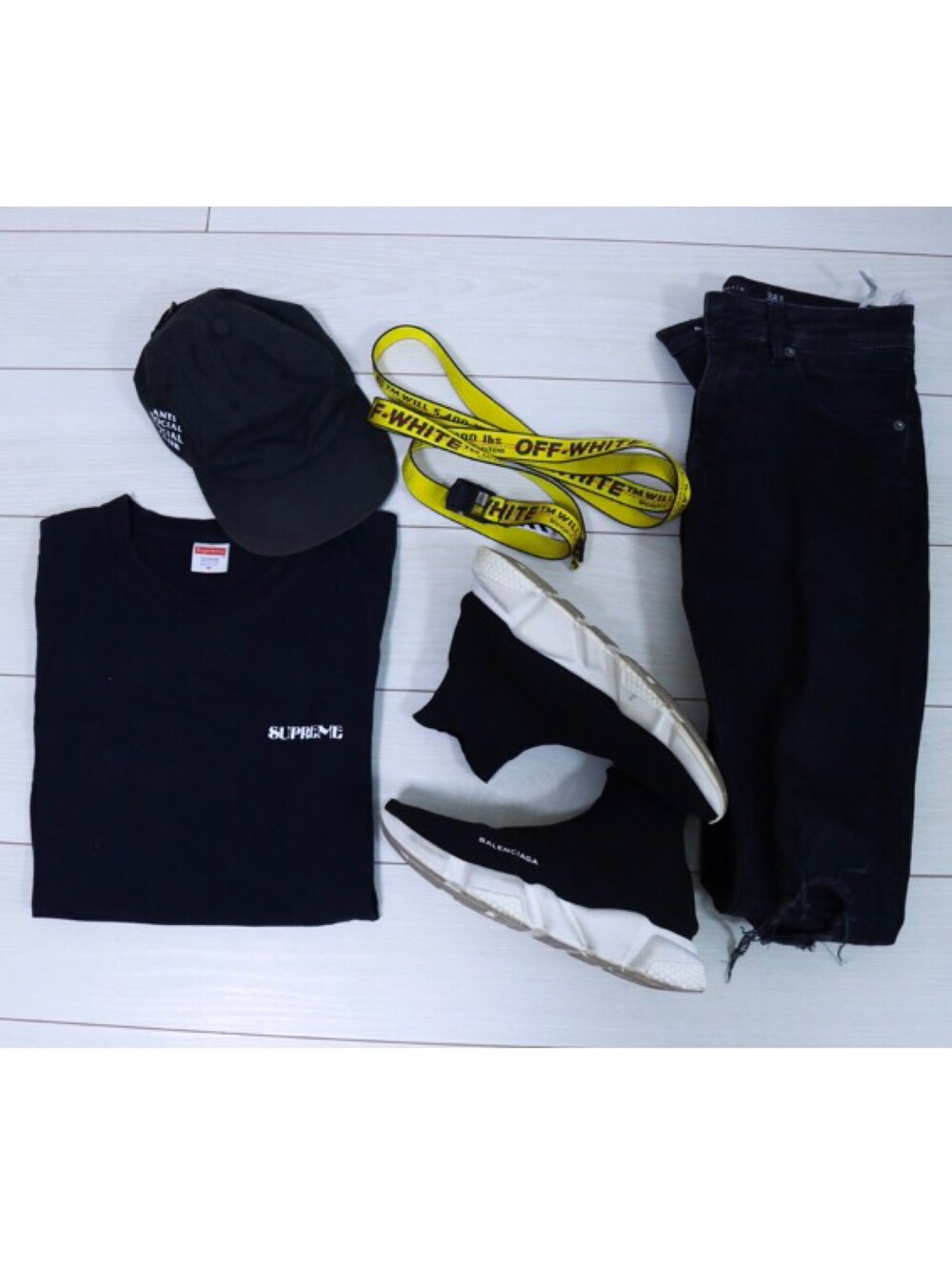 「シンプル、シンプルコーデ、おしゃれさんと繋がりたい、スニーカー、オーバーサイズ、Tシャツ、モノトーン、黒スキニー、韓国ファッション、スキニーデニム」｜「BALENCIAGAのBalenciaga Slip-On Trainer Sneaker (Women)（スニーカー、ブラック系）」を使った、Joeさん（メンズ・172cm）の春コーディネートの1枚目の写真
