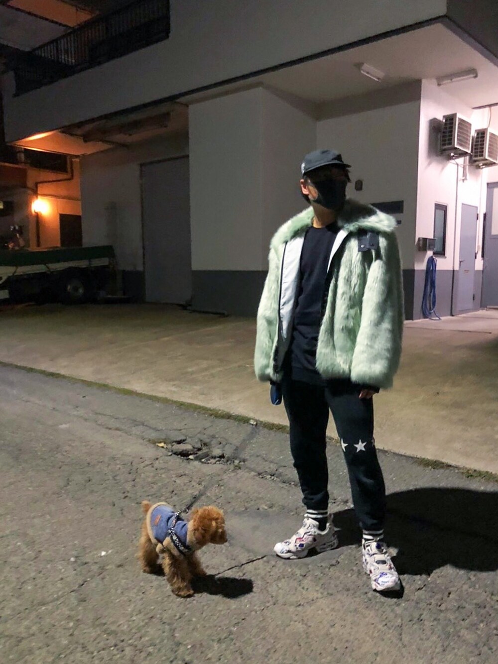 「おしゃれさんと繋がりたい、秋冬コーデ、冬コーデ、オーバーサイズ、ootd、ファーコート、NIKE、reebok、スニーカー、シンプル」｜「ANTI SOCIAL SOCIAL CLUBのアイテム（キャップ、ブラック系）」を使った、Joeさん（メンズ・172cm）の秋コーディネートの1枚目の写真