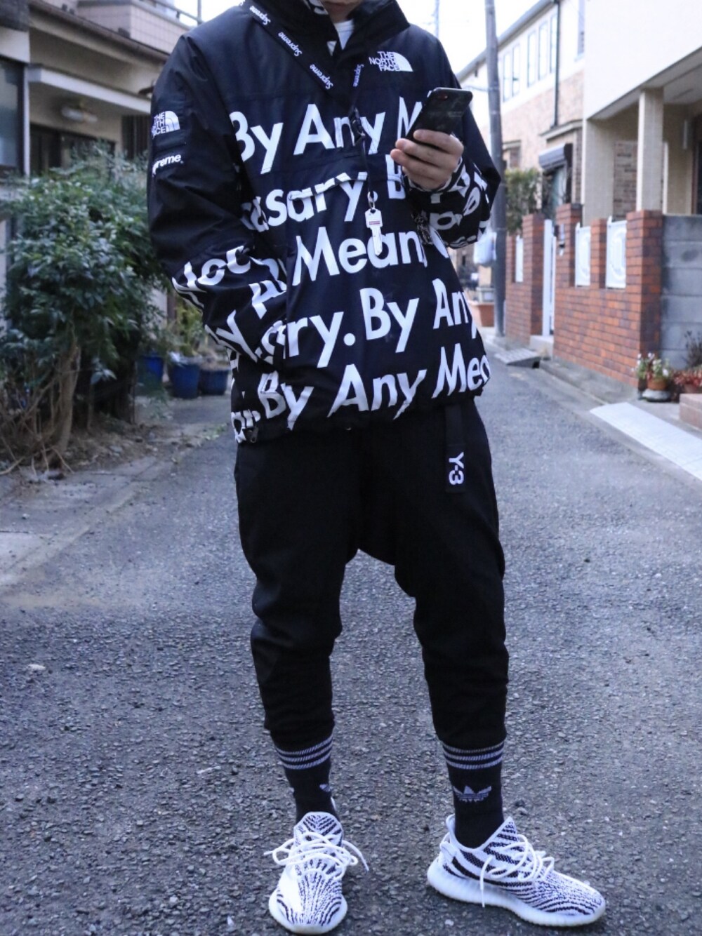 「スニーカー、ストリート」｜「Supreme のアイテム（マウンテンパーカー、ブラック系）」を使った、Joeさん（メンズ・172cm）の冬コーディネートの1枚目の写真