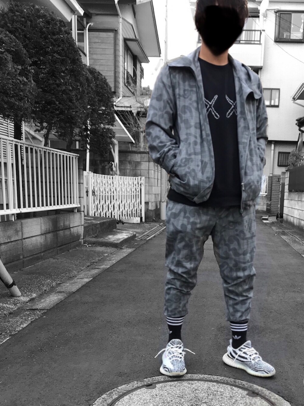 「休日スタイル、お洒落さんとつながりたい、オーバーサイズ、ユニクロ、outfit、adidas、yeezy、UNIQLO、セットアップ、スニーカー」｜「FRAPBOISのリズムール（ブルゾン、グレー系）」を使った、Joeさん（メンズ・172cm）の春コーディネートの1枚目の写真