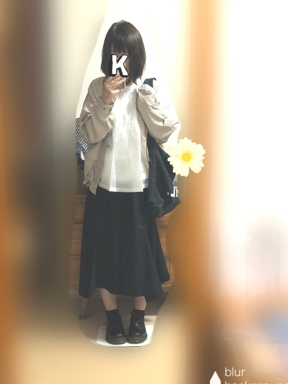ブルー系のパンツ、ブラック系のショルダーバッグ、ピンク系のブルゾンを着用したレディースの秋コーディネートの1枚目の写真