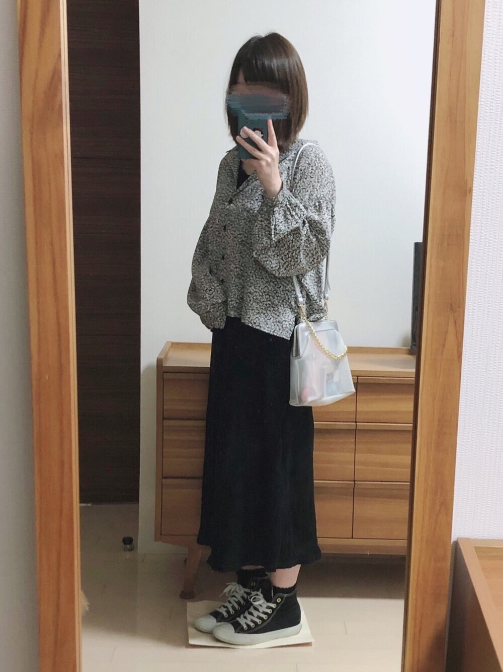 ブラック系のシャツ/ブラウス、ベージュ系のスカート、シルバー系のショルダーバッグを着用したレディースの春コーディネートの1枚目の写真