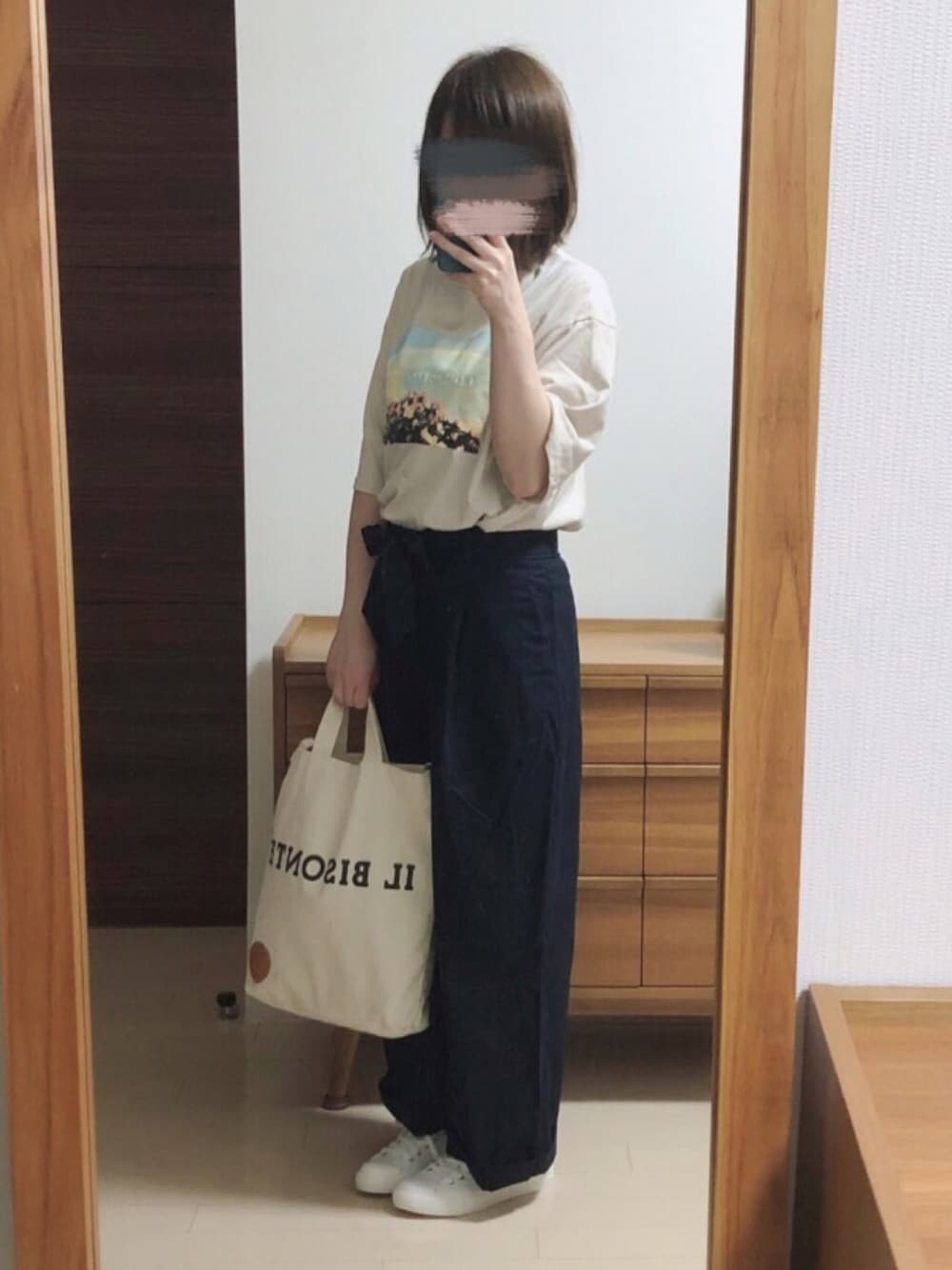 ブルー系のその他パンツ、ホワイト系のスニーカー、ベージュ系のTシャツ/カットソーを着用したレディースの夏コーディネートの1枚目の写真