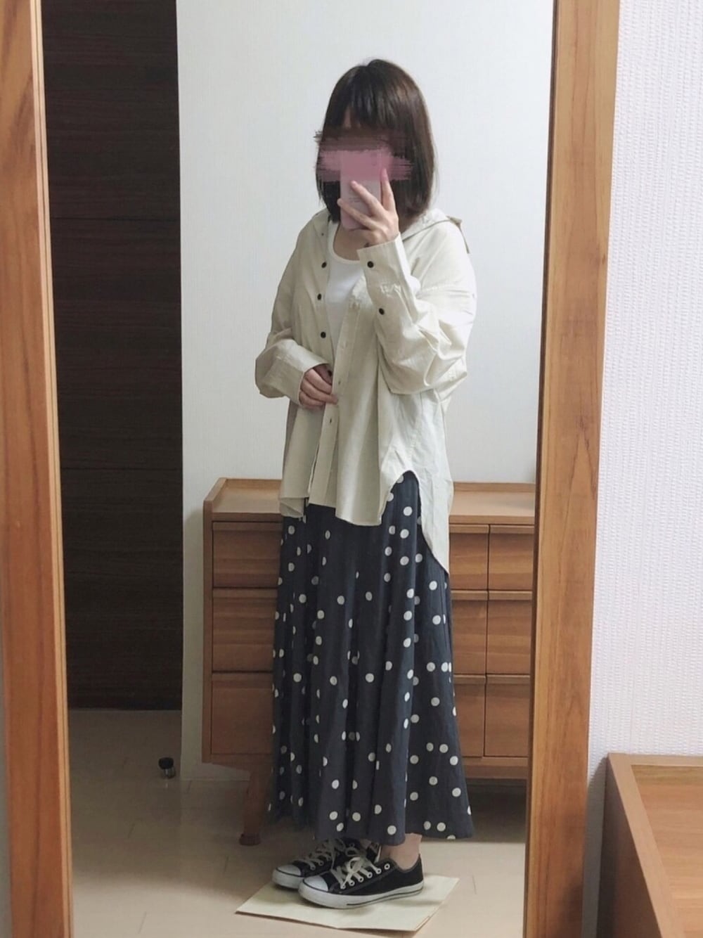 グレー系のスカート、ベージュ系のシャツ/ブラウス、ホワイト系のタンクトップを着用したレディースの夏コーディネートの1枚目の写真