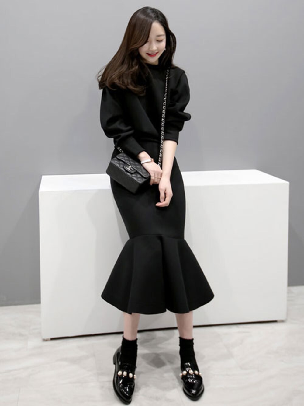 「韓国ファッション、ミンスショップ、minsshop」｜「minsshopの【トップス+スカートSET】マーメードネオプレーンツーピース（セットアップ、ブラック系）」を使った、minsshopさん（レディース・165cm）の冬コーディネートの1枚目の写真