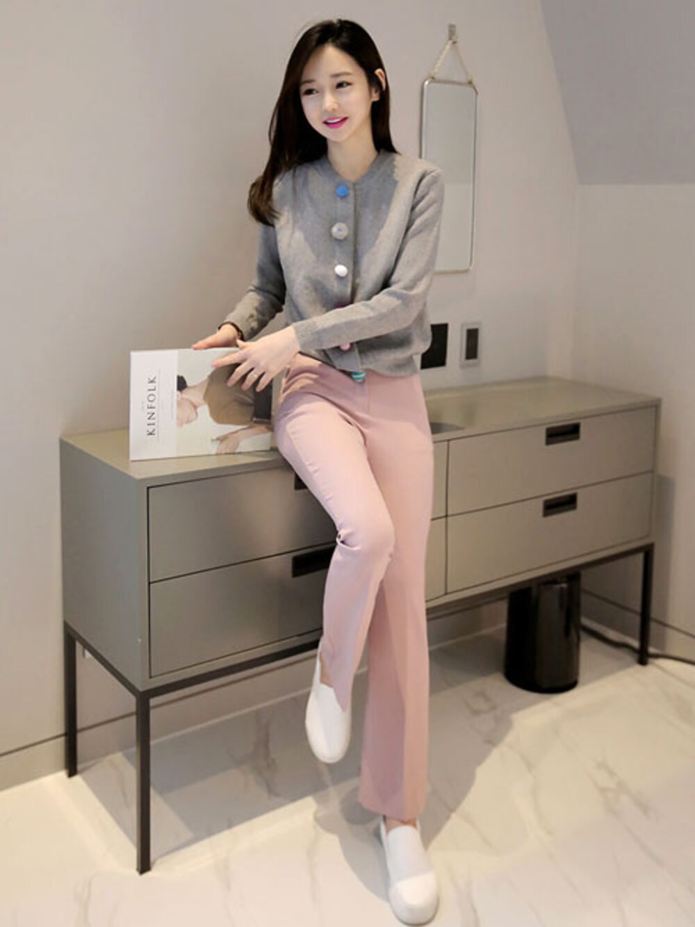 グレー系のカーディガン/ボレロ、ピンク系のその他パンツを着用したレディースの冬コーディネートの1枚目の写真